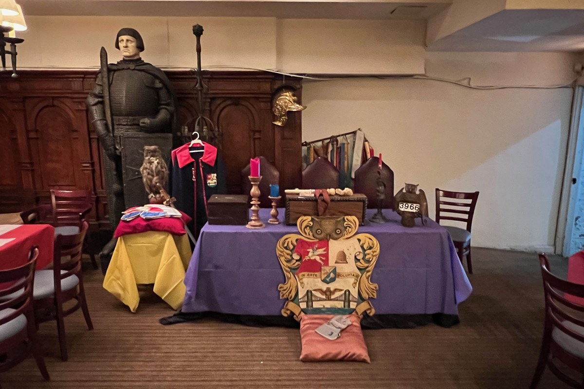 Schlaraffia – knights with helmet and chains of office
